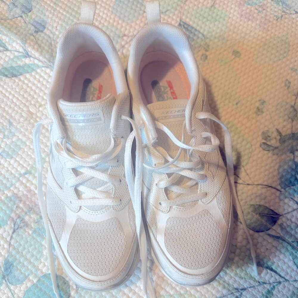 Sketchers Sneakers 👟